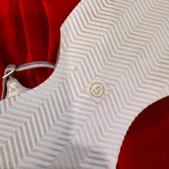 MADDEN GIRL SILHOUETTE SCULPTED SILVER HOLLOGRAM PLATFORM WEDGE SANDALS NWOT - Picture 10 of 11